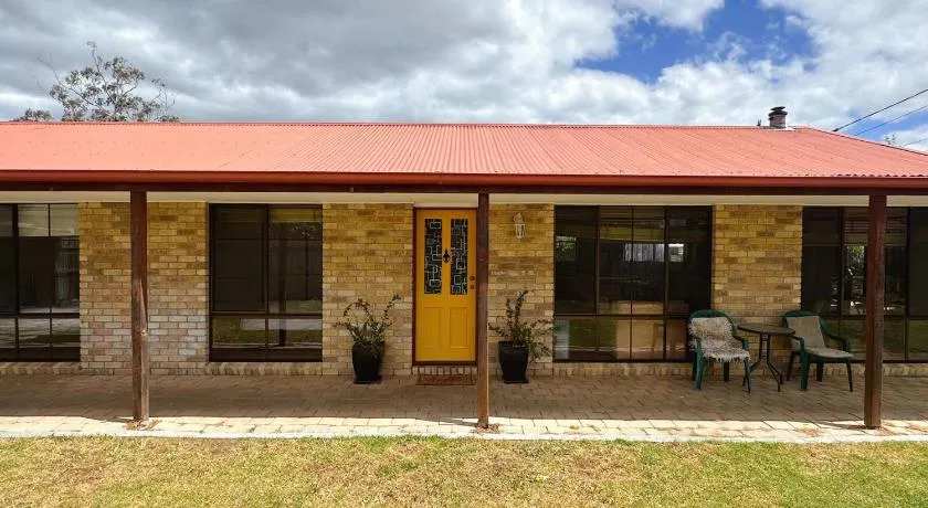 Seven Mile Beach House - 5 minutes to the Airport - Image 1