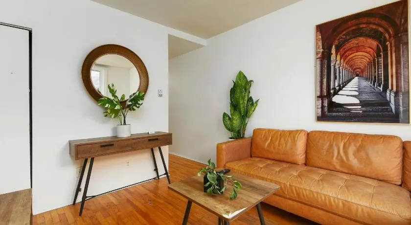 Bright 2BR in Plateau Mont Royal Downtown - Image 1
