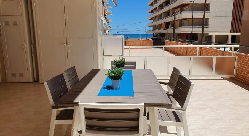 Relax y cómodo APARTAMENTO CON GRAN TERRAZA, PARKING, PISCINA Y CON VISTAS AL MAR, A SOLO 50 m DE LA PLAYA - Image 1