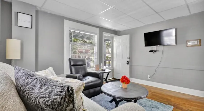 Charming 1 Bedroom, Apartment House in Lansing - Image 1