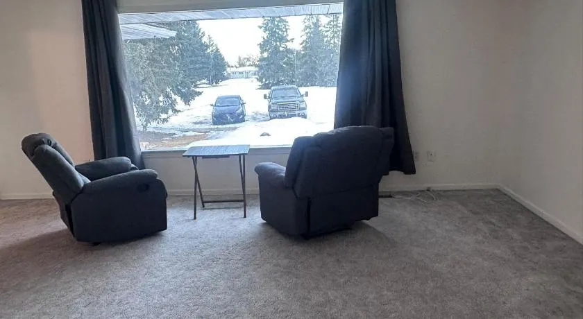 4 Private rooms with built-in closet & desk - Image 1