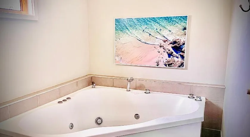 Churchill's B&B twin spa getaway Studio - Image 1