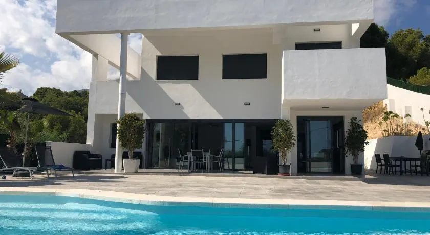 Maison moderne BELLA GALERA, grande piscine et jacuzzi - Image 1