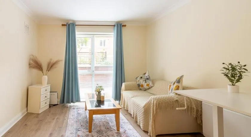 GuestReady - Parkside Retreat with City Charm - Image 1