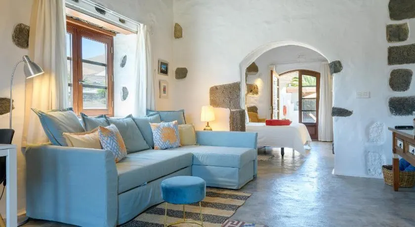 C18 Ramon Apt, La Casa del Medianero - Image 1