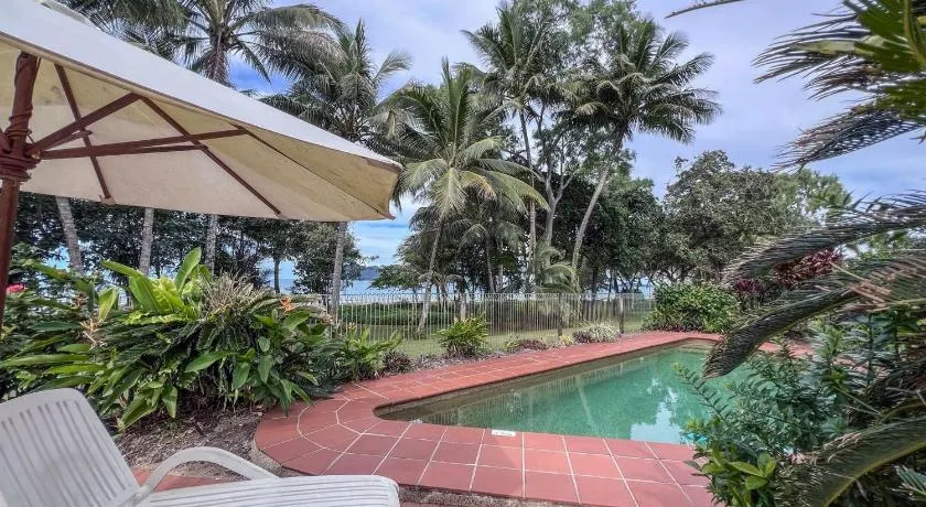 Beaches Apt 2 Beachfront - Image 1