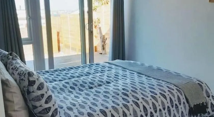 The Getaway - Modern 2 Bedroom Brixham Bungalow with sea peeps - Image 1