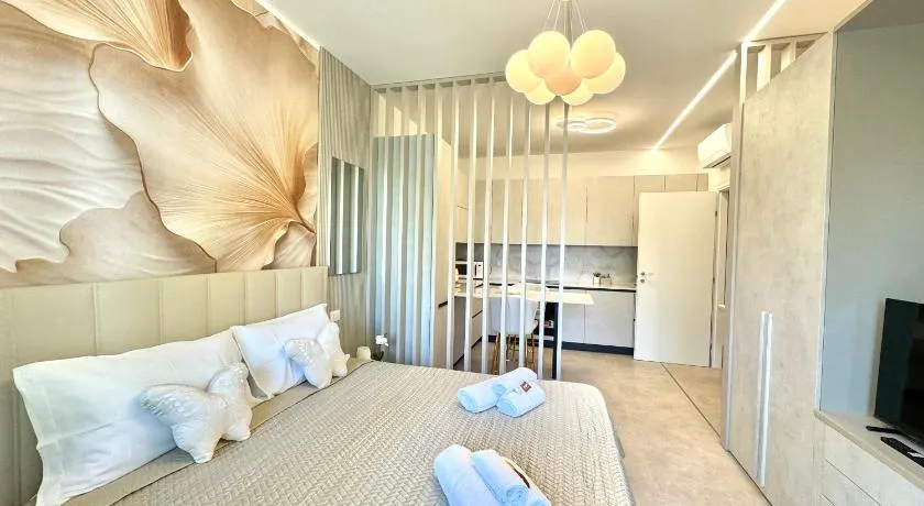 Golden Charme Suite - Image 1