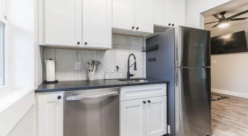 Pet-Friendly 2BR Near Edgewater with Parking - Image 1