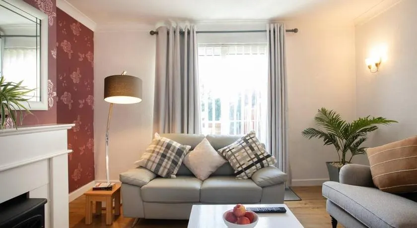 Rawmarsh House, Rotherham for contractors & Families, off-road parking, high speed wifi - Image 1
