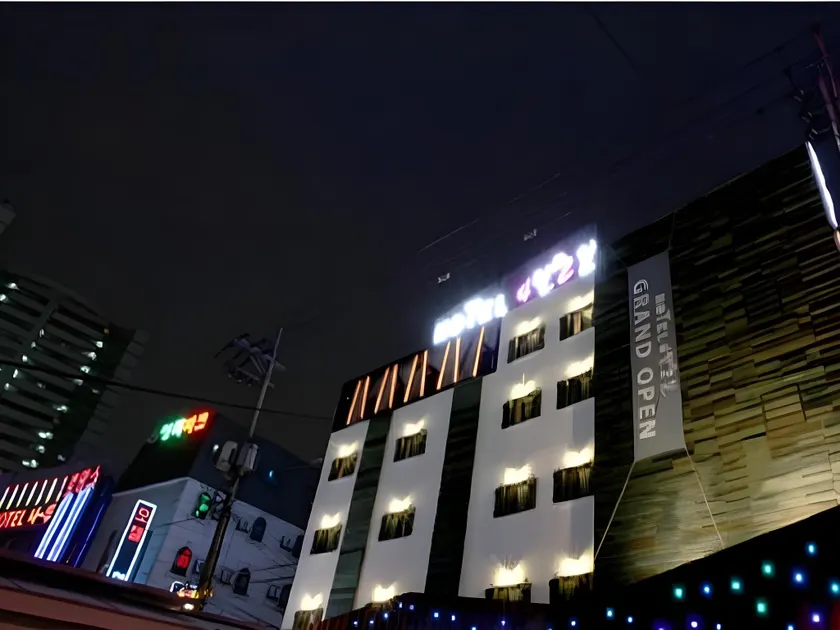 Hotel April 2nd - Image 1
