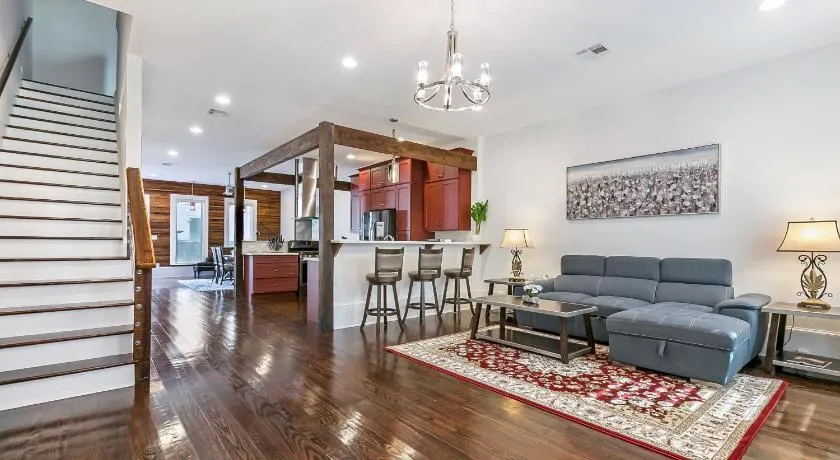 Spacious Loft-Style 3BR Townhouse by Hosteeva - Image 1