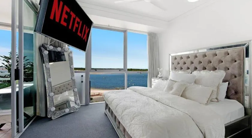 Exceptional Luxury ~ Broadwater Beauty ~ Free Parking ~ Top Location - Image 1