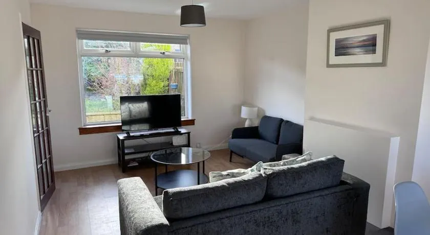4 Bed House, Glenrothes sleeps 5 - Image 1
