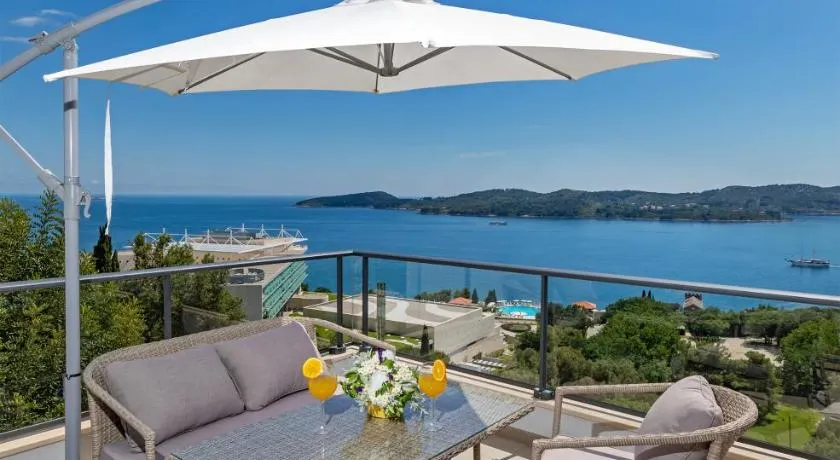 Apartmani D & J with Heated Pool & Stunning Sea View - Image 1