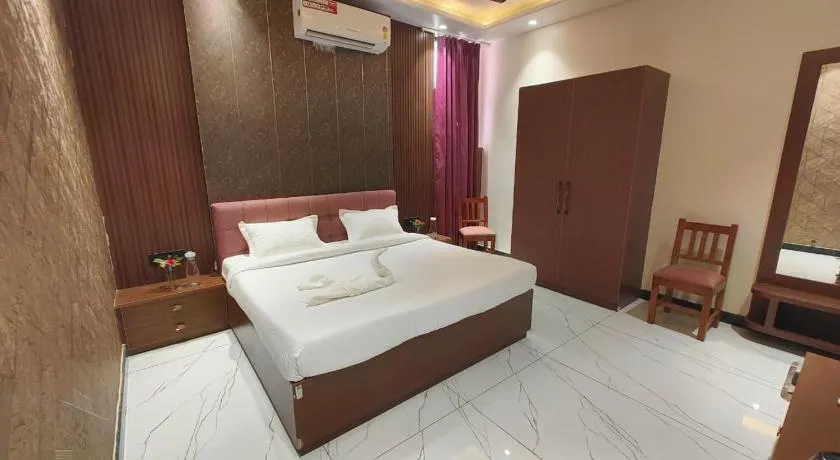 Hotel Golchi Palace - Image 1
