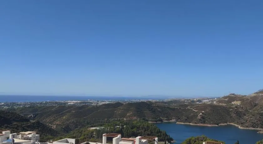 Newly built townhouse with spectacular sea views in an idyllic setting just 15 min from Marbella - Image 1