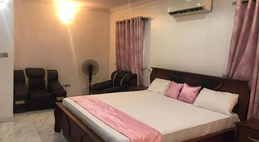 Sleeps8-Parking-Jacuzzi-WiFi-AirCon - Image 1