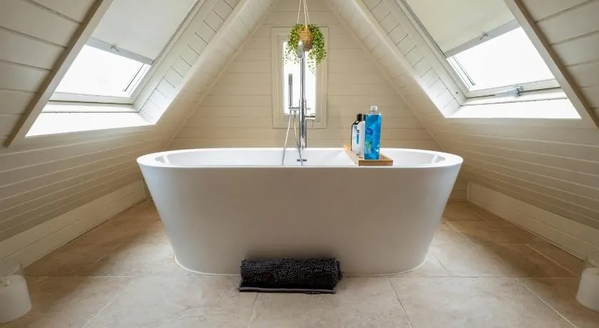 Charming 2 bedroom property - Image 1
