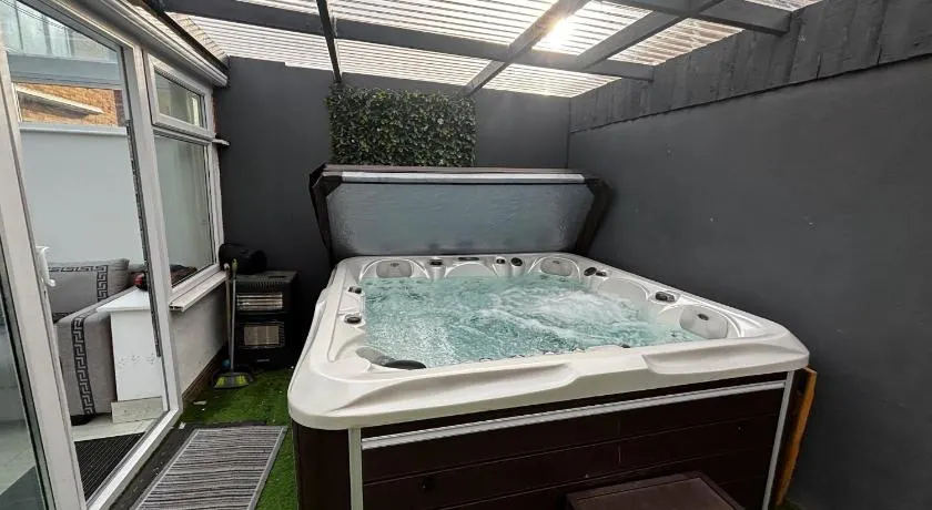 Semi Detached City Retreat - Jacuzzi - Pool Table - Driveway Parking - Image 1