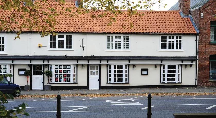 Magpies Restaurant with Rooms - Image 1
