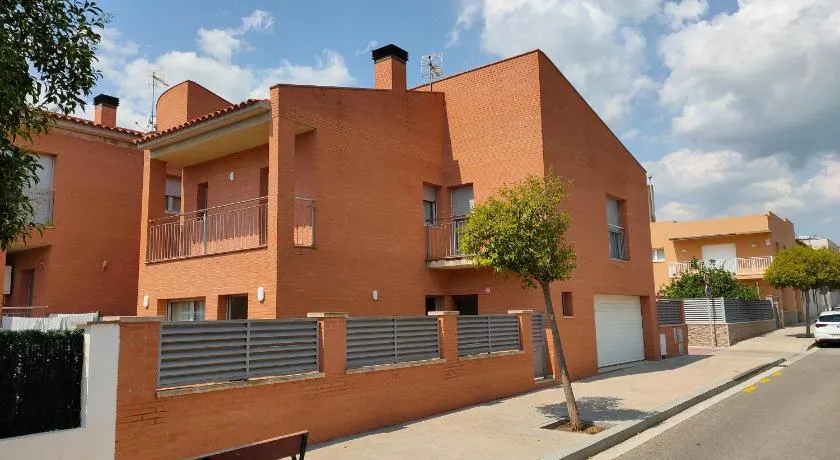 Chalet amplio con Jardín y zona barbacoa. - Image 1