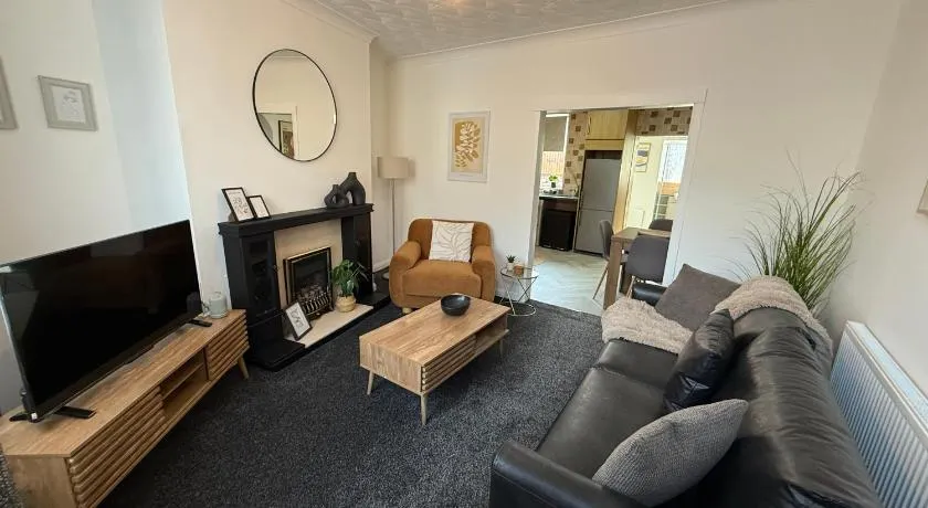 3 bed Jct 37 M1 luxury stay! - Image 1