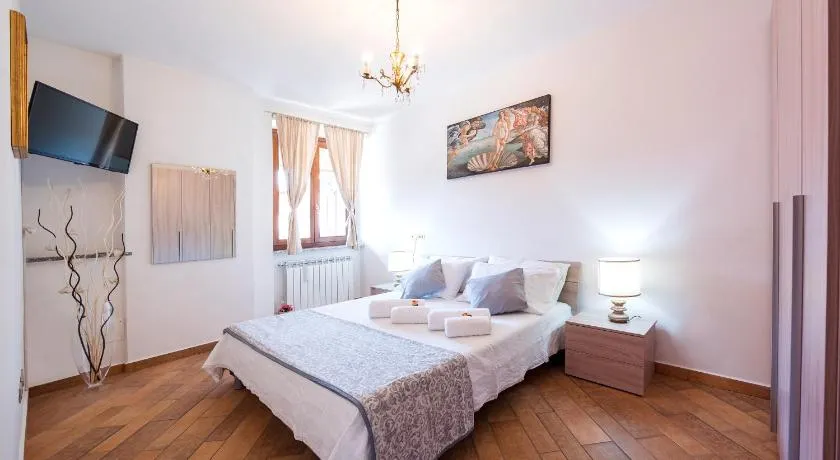 La Corte Rooms and Home Restaurant - free parking - 10 minutes to the lake and centre - Image 1