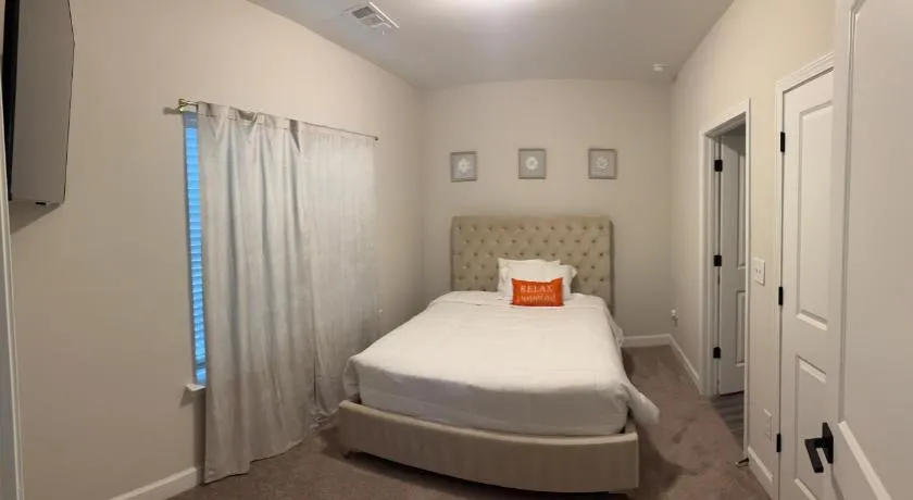 Ocean Drive Luxe Retreat Stylish City Hideaway - Image 1