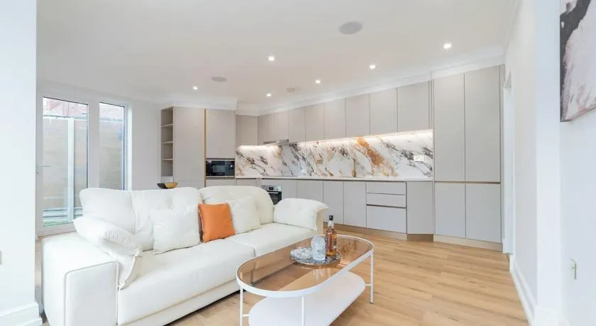 Modern 2 BR Garden Flat Easy Access to Wimbledon with WIFI and Parking - Image 1