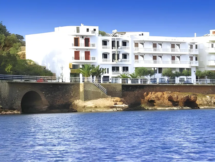 Victoria Hotel - Image 1