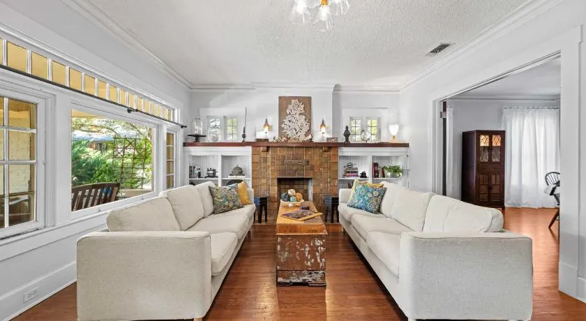 Mistletoe Heights Bungalow - Image 1