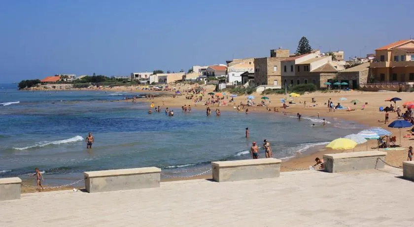 Appartamenti Pomelia Punta Secca - Image 1