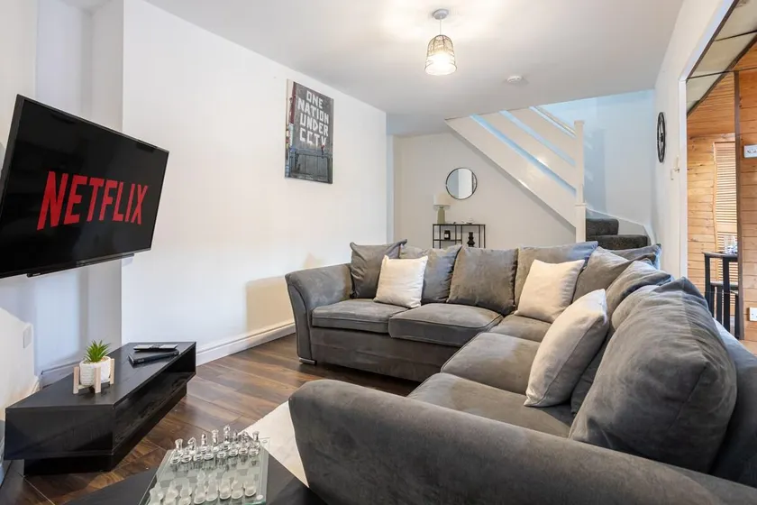 Spacious 5BDR House By Vista Stays Short Lets & Serviced Accommodation Manchester With Free WiFi, Parking & Netflix - Image 1