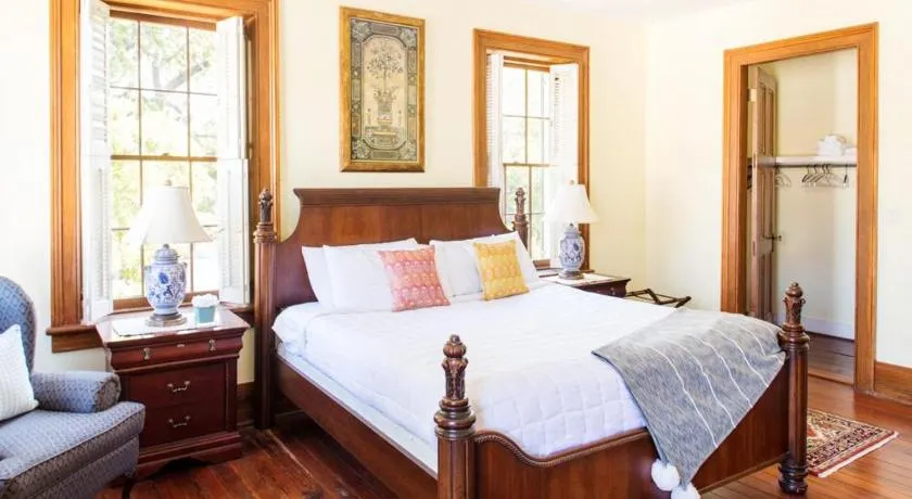 Bleiben Sie bei Lucky Savannah: Bird Baldwin House mit eigenem Parkplatz und Kingsize-Bett - Image 1