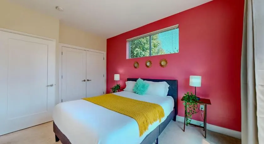 Cozy Modern Home Free Parking - Image 1
