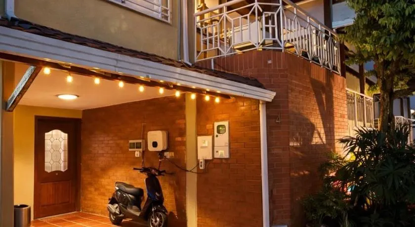 Cozy house with pool and club-style balcony - Image 1