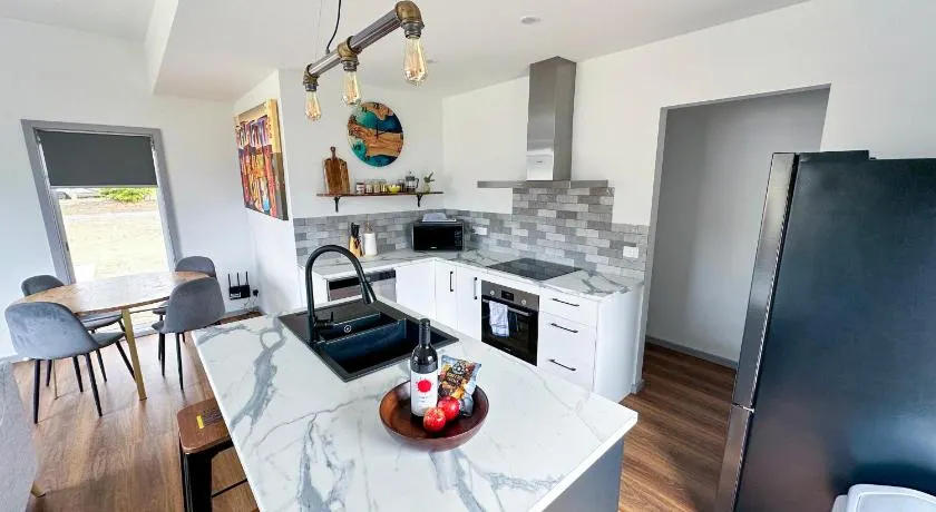 Luxury Holiday Unit 8min walk to Town Center with Boat Parking - Image 1