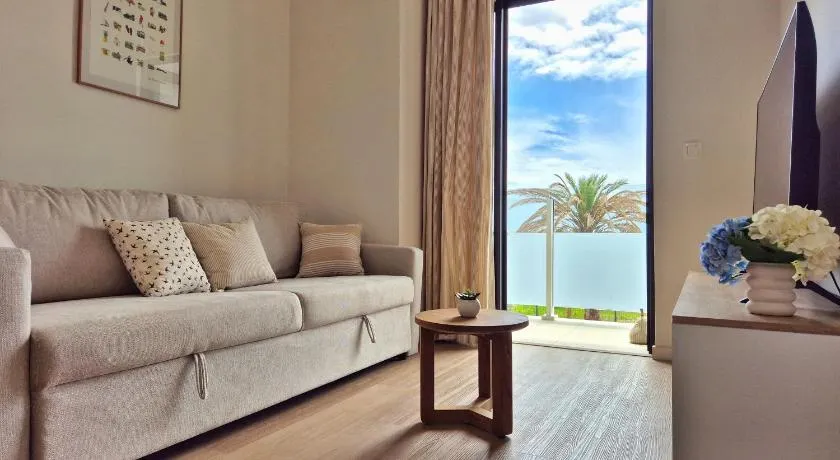 Sunset Breeze - Bright & Cozy Apartment in Tamarin - Image 1
