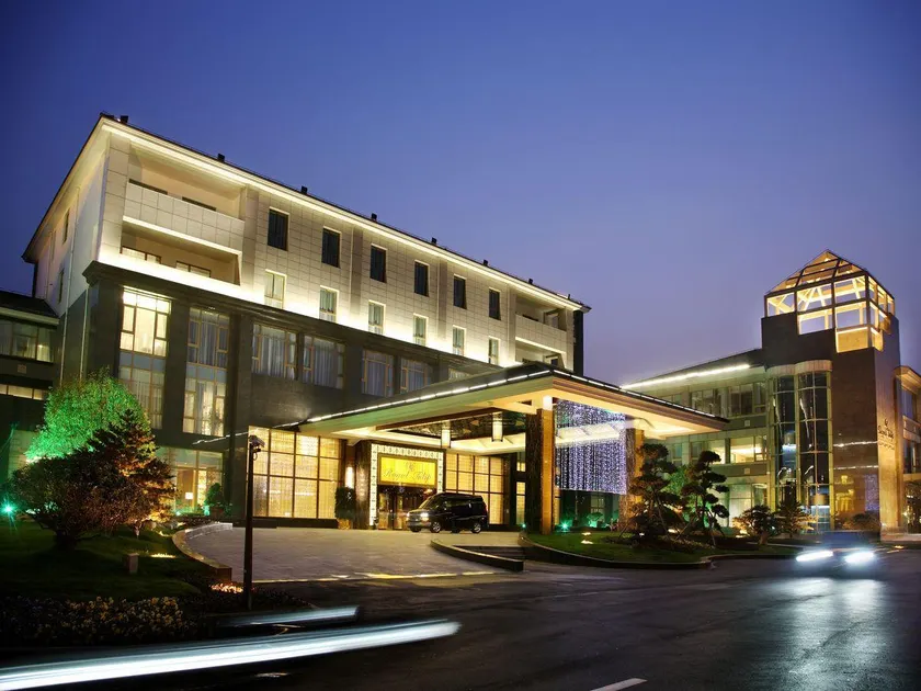 Royal Tulip Hotel Zhujiajiao Shanghai - Image 1