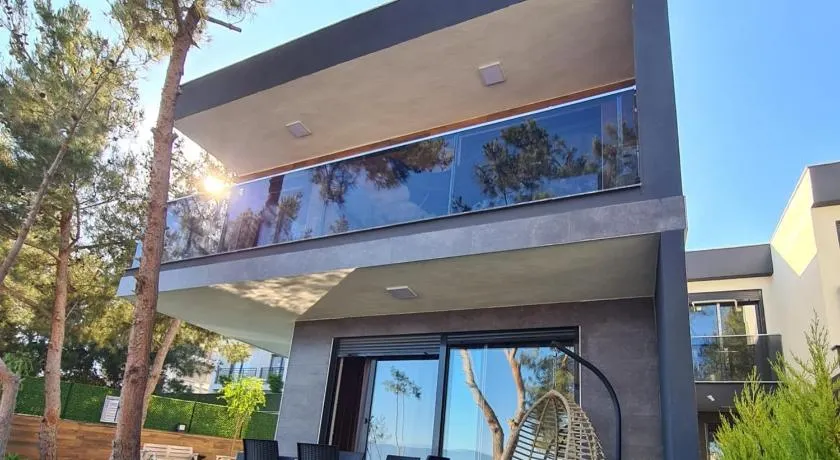 Özel havuz ve deniz manzaralı yeni villa - Image 1