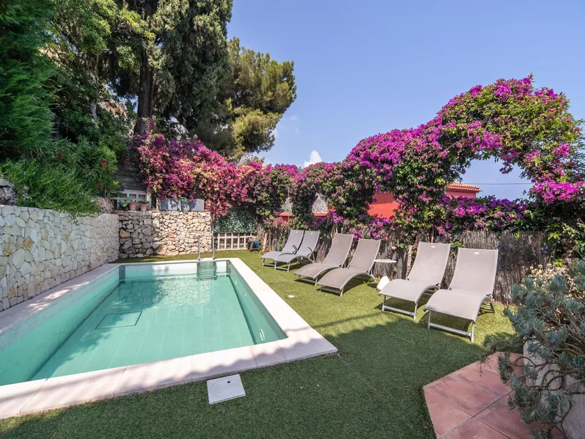 Moradia geminada com piscina privativa e vistas sublimes, a 400 metros do mar - Image 1