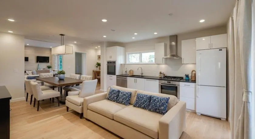 Stylish 2, 3 and 5 Bedroom Entire Homes Near Art Deco and LA Hotspots - Image 1