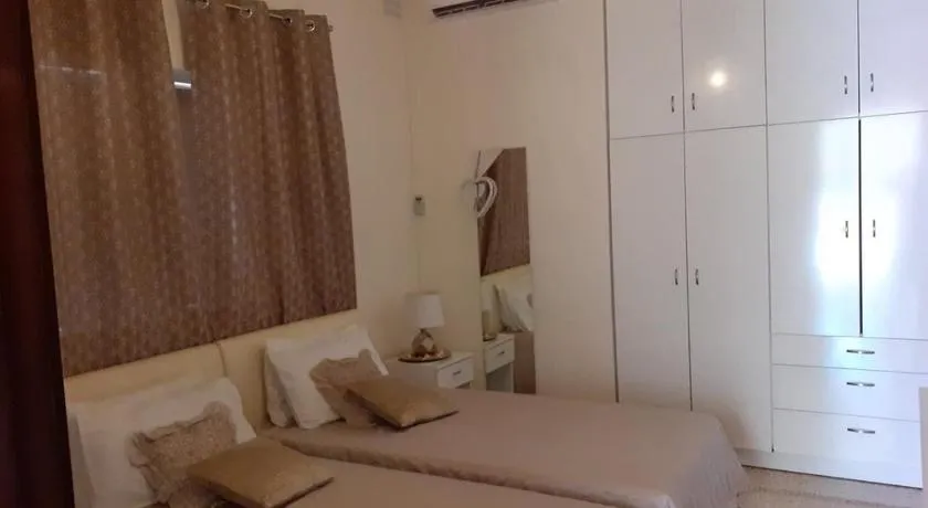 Sunny large terrace studio apartment WiFi Airconditioners BBQ - Image 1