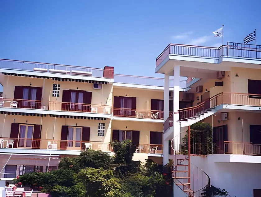 Hotel Karyatides - Image 1