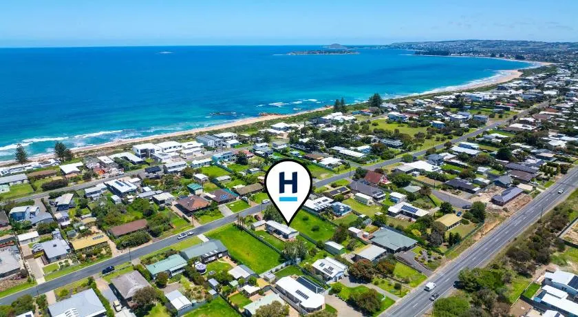 52 Albatross Ave Chiton - No Linen Included - Image 1