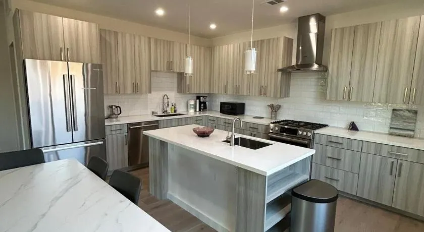 912 Brand New Spacious Tonwhome 3br 3ba sleeps 9 - Image 1