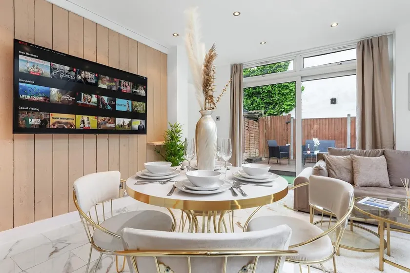 Elegant Oasis - 2 Bed - Garden - 65 inch TV & Netflix - Image 1