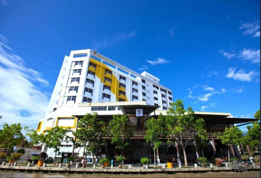 Sunday Near Jonker Street - Image 1