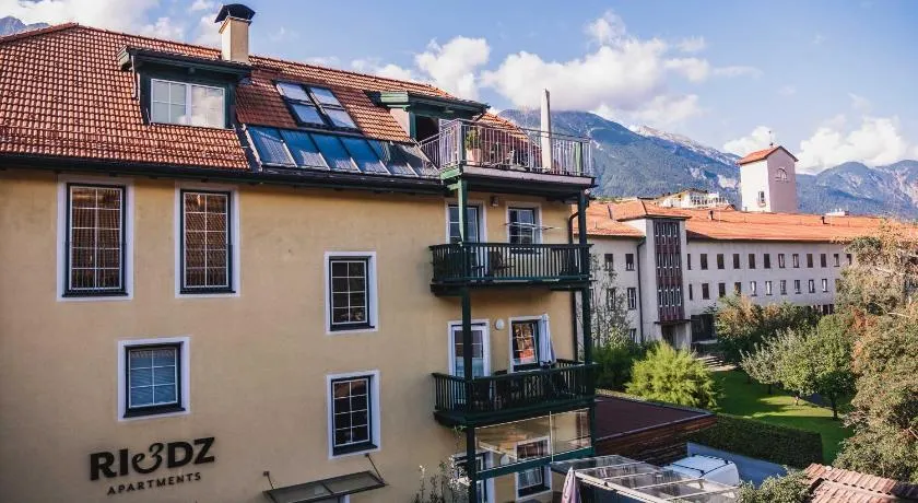 Riedz Apartments Innsbruck- Zentrales Apartmenthaus mit grüner Oase - Image 1
